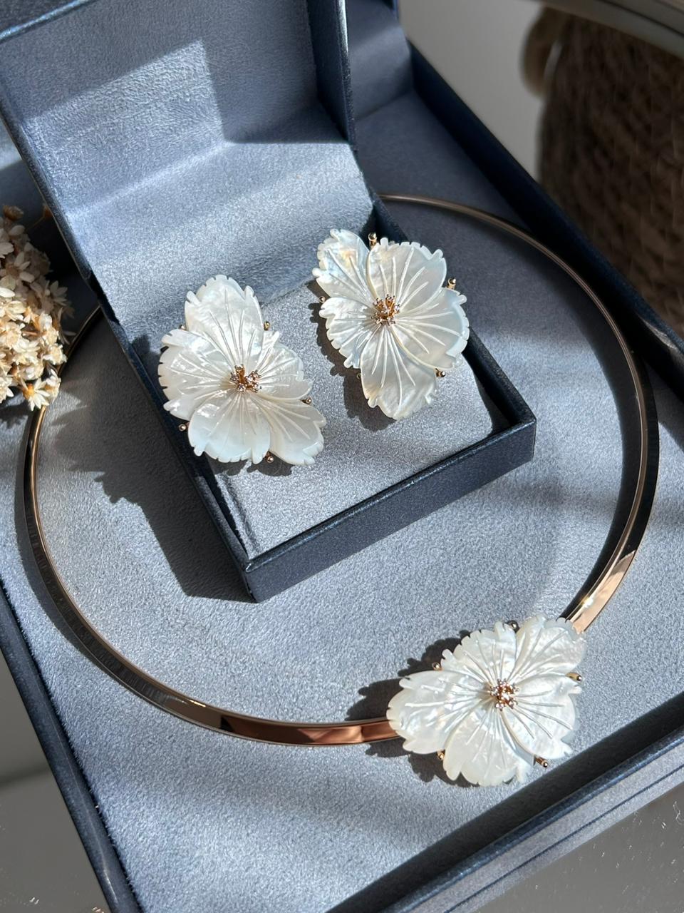 Conjunto Brinco e Colar Aro Flor Madre Pérola