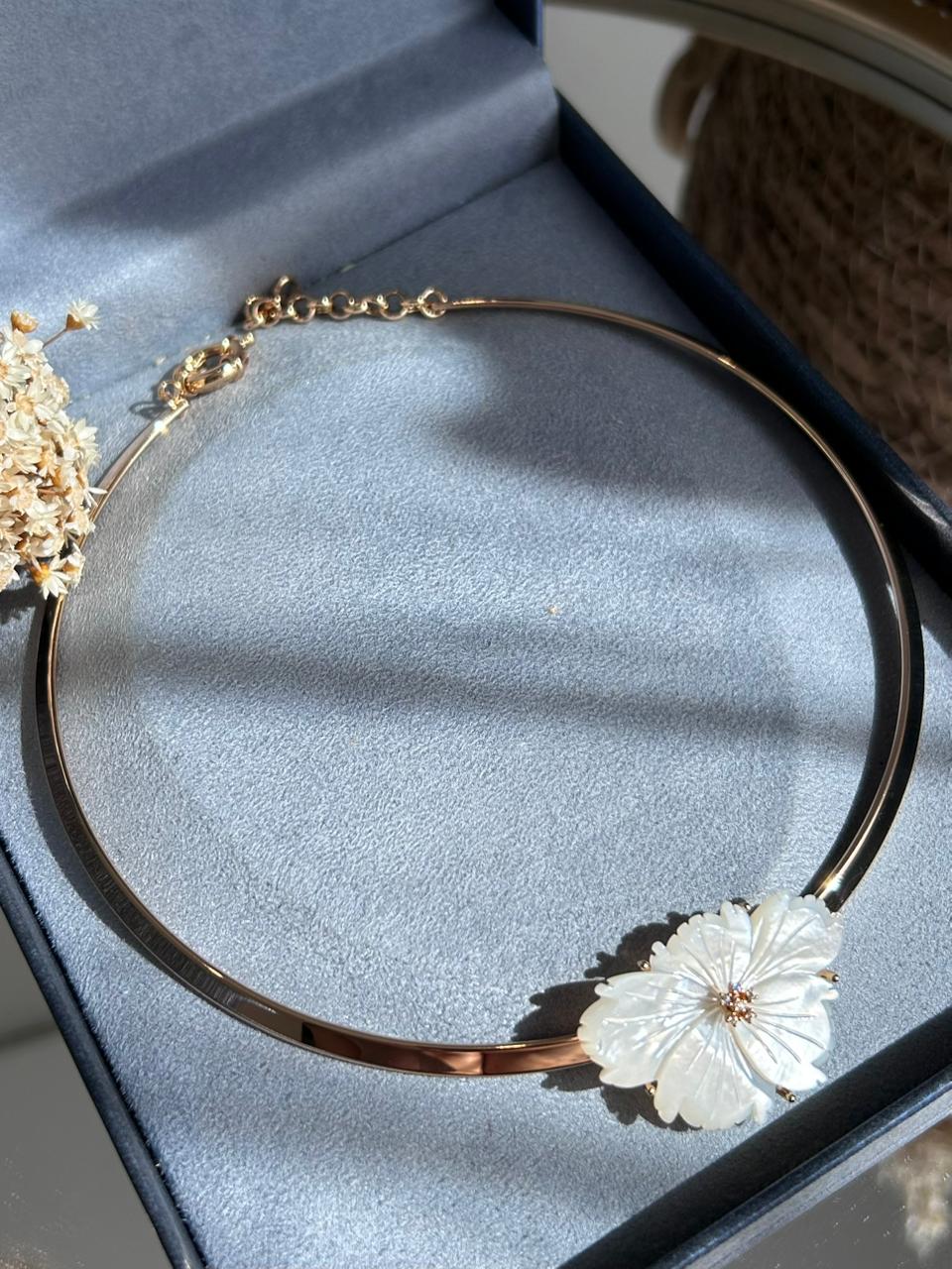 Conjunto Brinco e Colar Aro Flor Madre Pérola