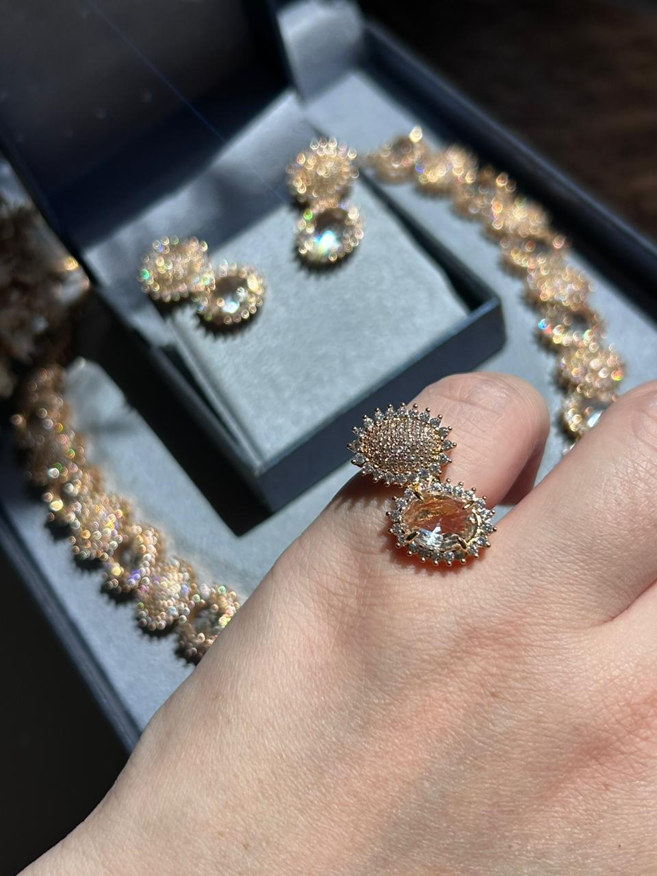 Conjunto Brinco, Colar e Anel Pedras Ovais Dourado