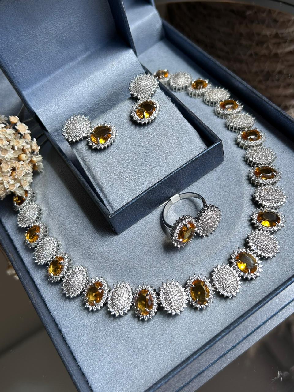 Conjunto Brinco, Colar e Anel Pedras Ovais Citrino