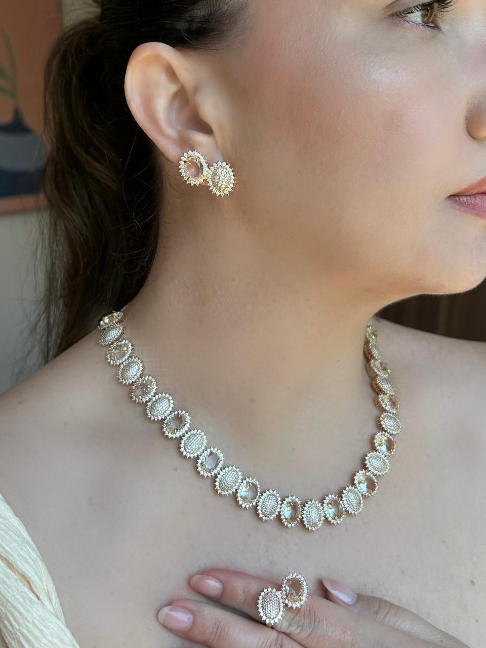 Conjunto Brinco, Colar e Anel Pedras Ovais Dourado