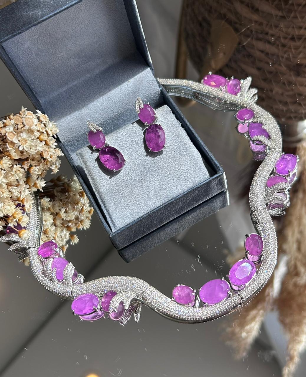 Conjunto Brinco e Colar Curvo Ultra Violeta