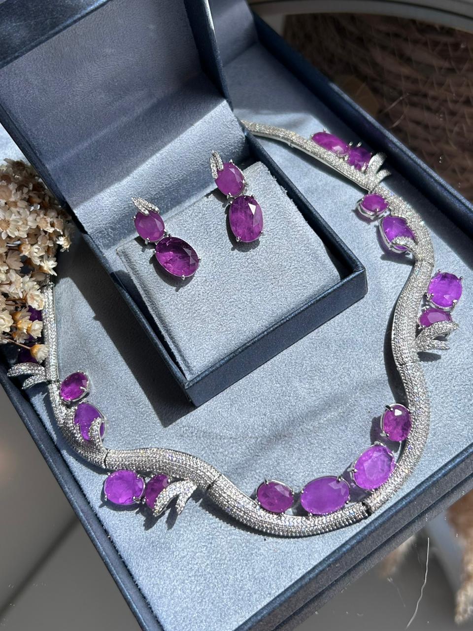 Conjunto Brinco e Colar Curvo Ultra Violeta