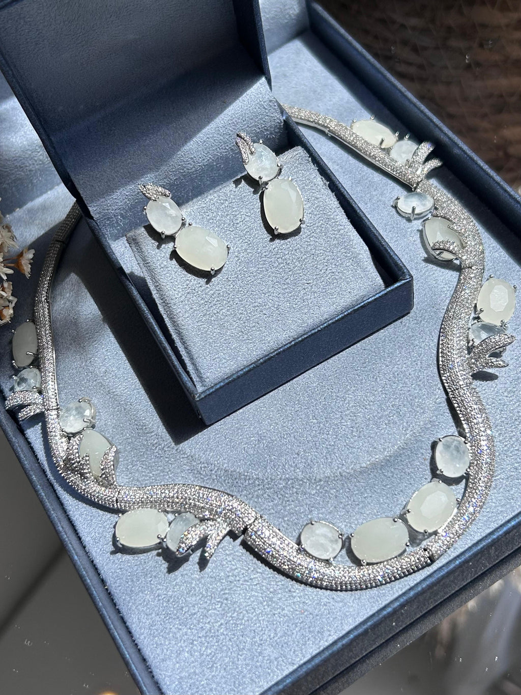 Conjunto Brinco e Colar Curvo Quartzo Branco