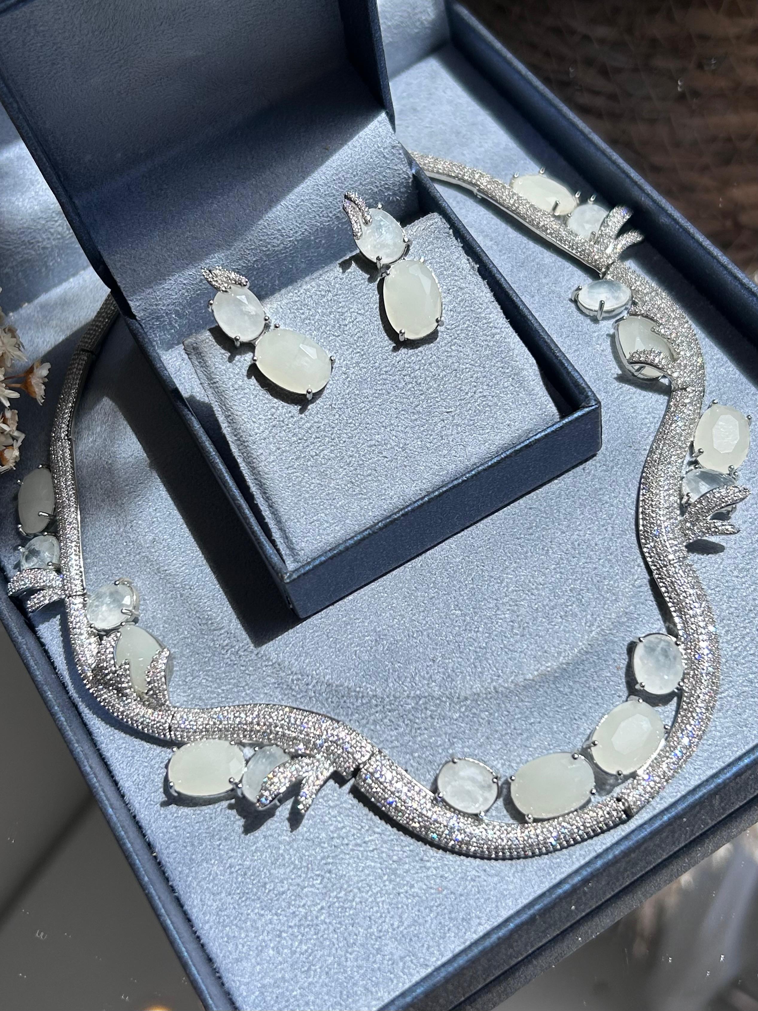 Conjunto Brinco e Colar Curvo Quartzo Branco