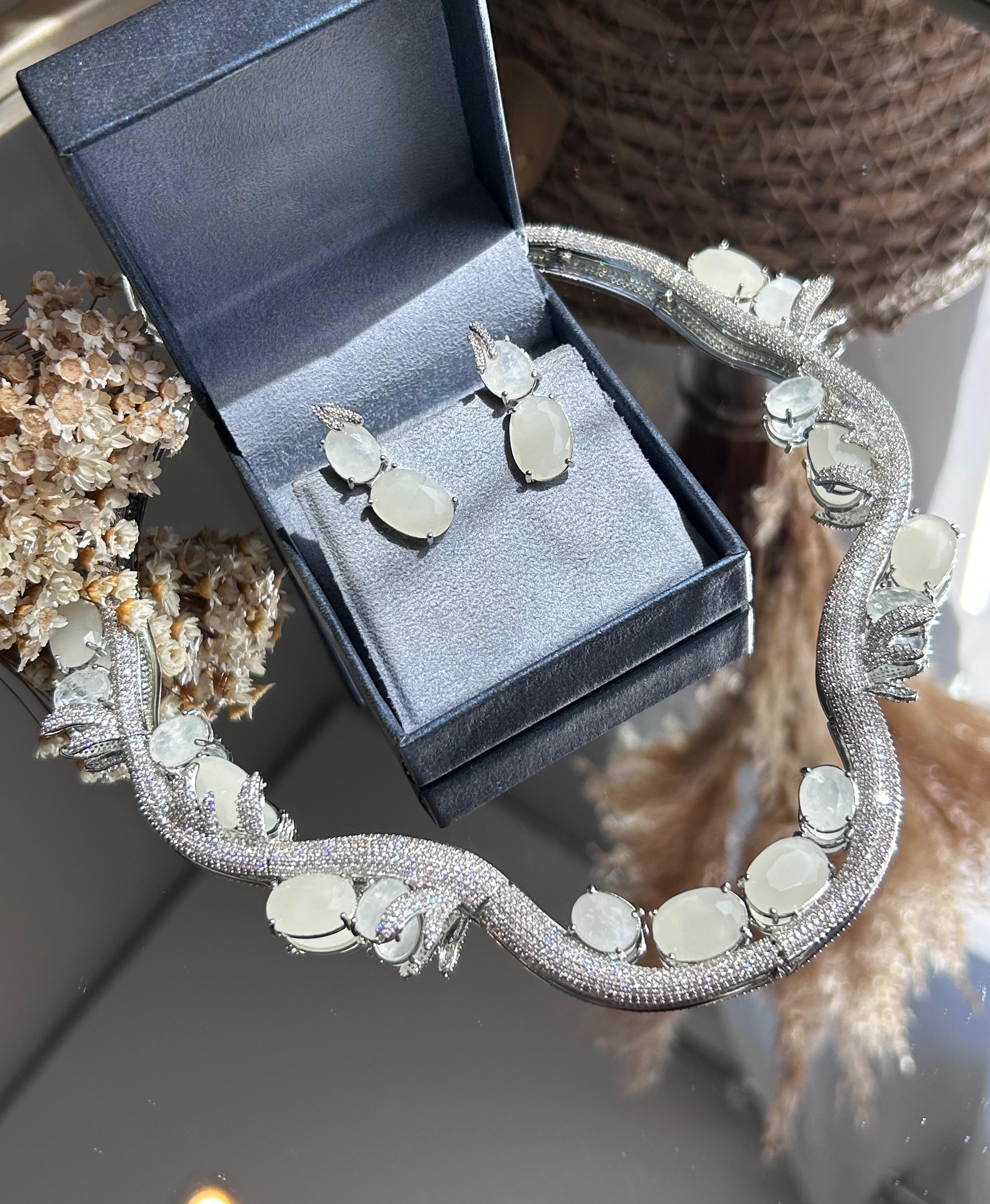 Conjunto Brinco e Colar Curvo Quartzo Branco