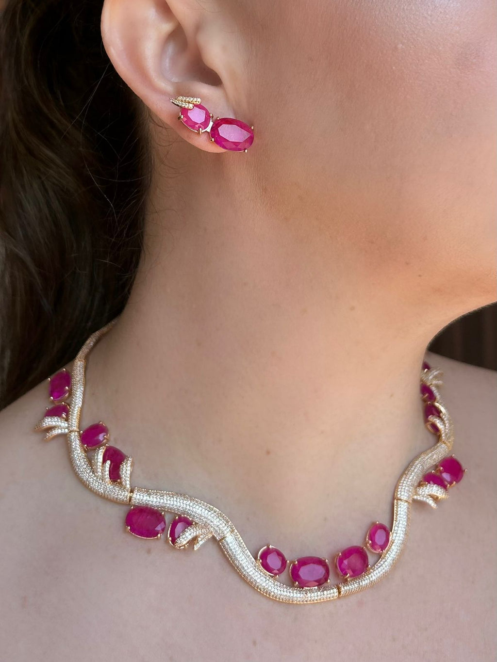Conjunto Brinco e Colar Curvo Pink Fusion Dourado