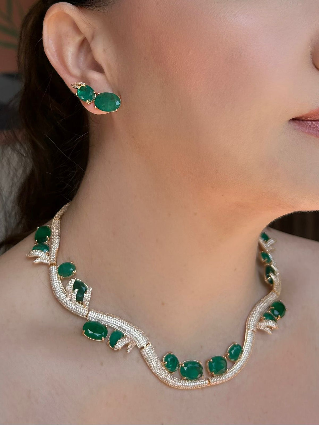 Conjunto Brinco e Colar Curvo Verde Esmeralda Dourado