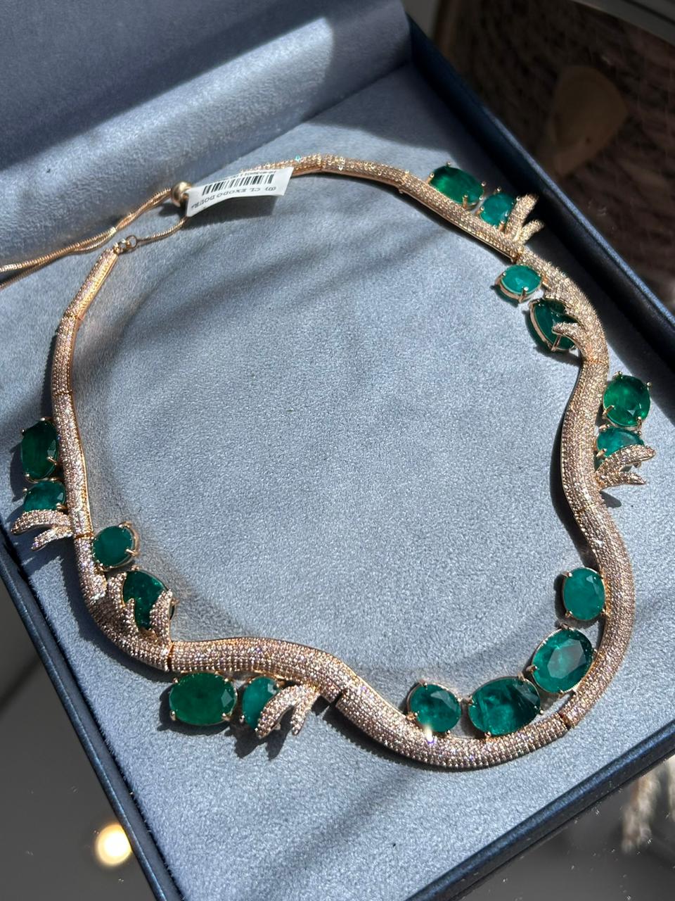 Conjunto Brinco e Colar Curvo Verde Esmeralda Dourado