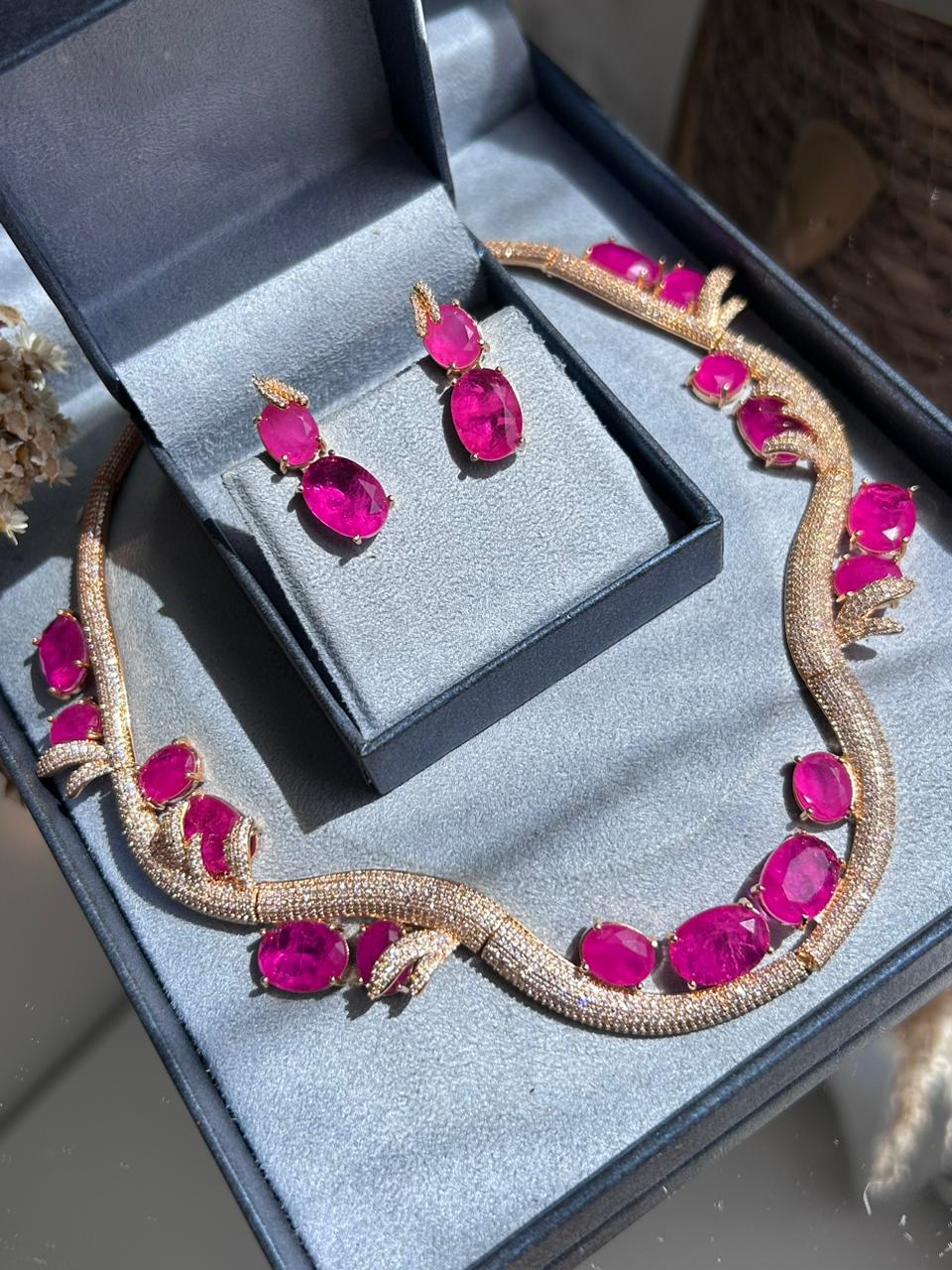Conjunto Brinco e Colar Curvo Pink Fusion Dourado