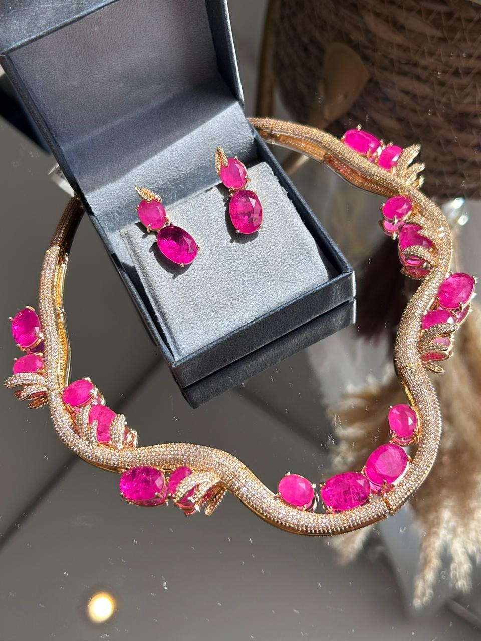 Conjunto Brinco e Colar Curvo Pink Fusion Dourado