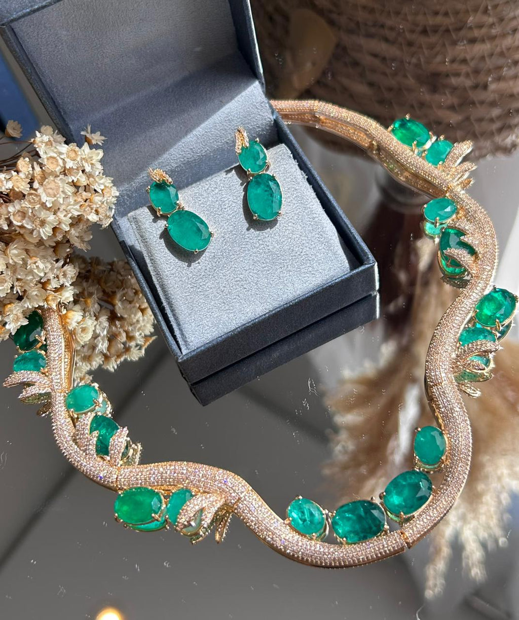 Conjunto Brinco e Colar Curvo Verde Esmeralda Dourado