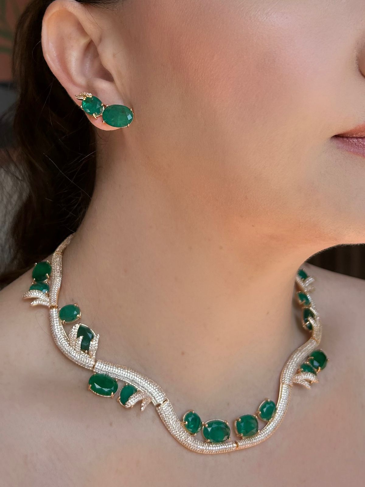 Conjunto Brinco e Colar Curvo Verde Esmeralda Dourado