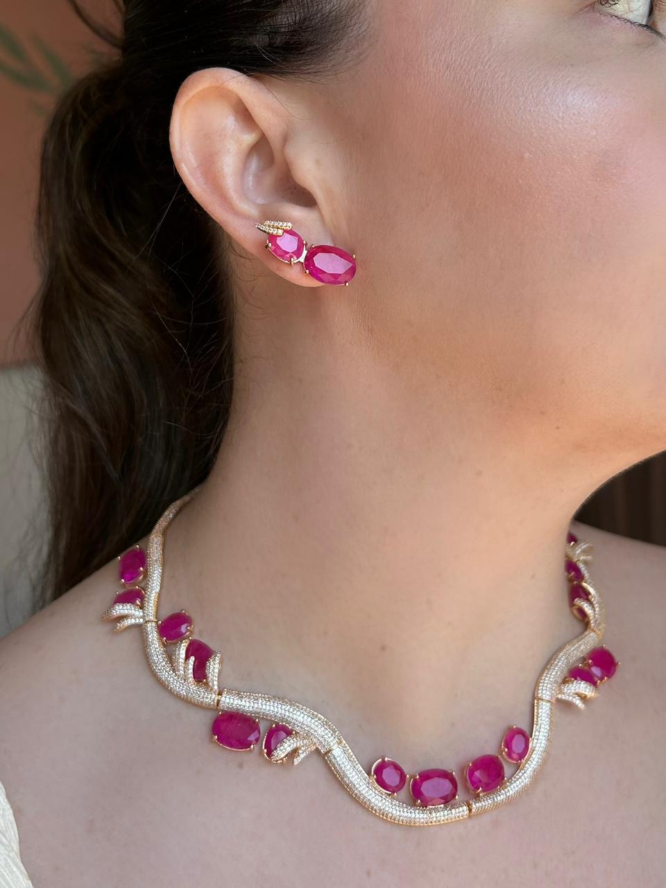 Conjunto Brinco e Colar Curvo Pink Fusion Dourado
