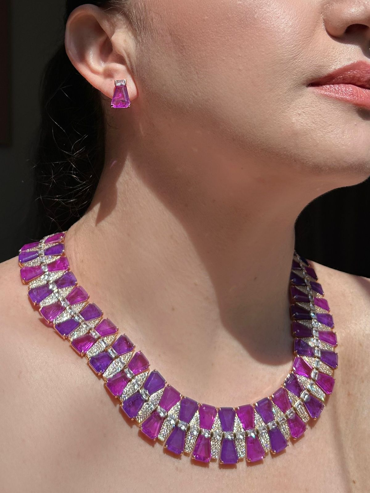 Conjunto Brinco e Colar Gola Fúcsia e UltraViolet