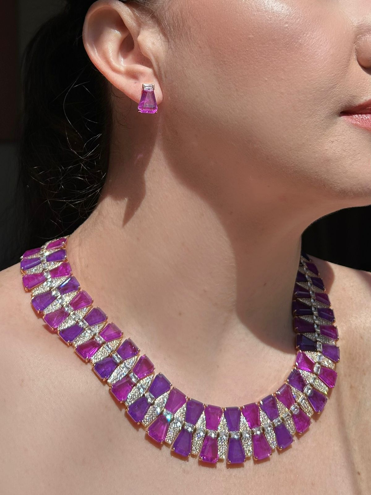 Conjunto Brinco e Colar Gola Fúcsia e UltraViolet