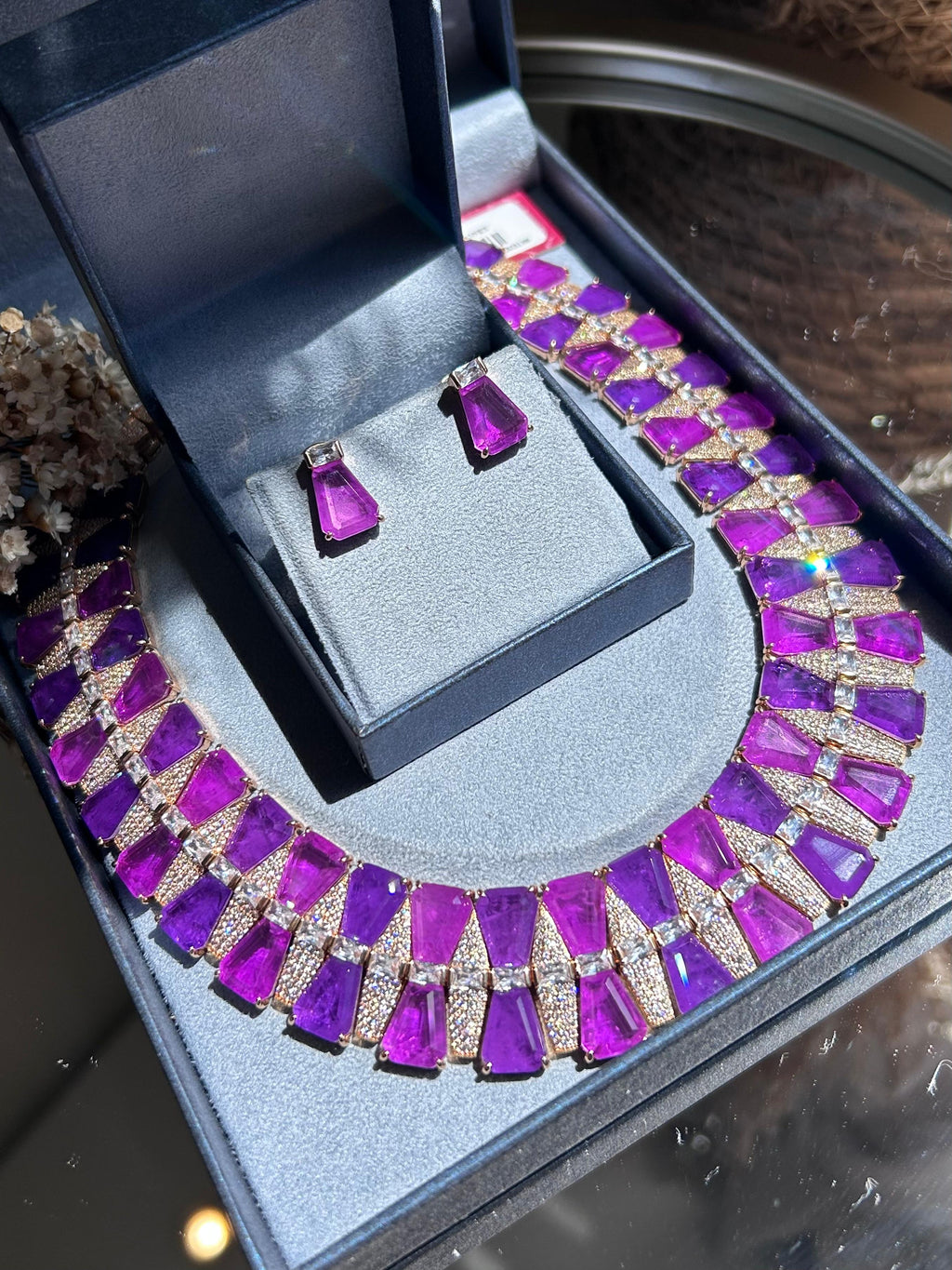 Conjunto Brinco e Colar Gola Fúcsia e UltraViolet