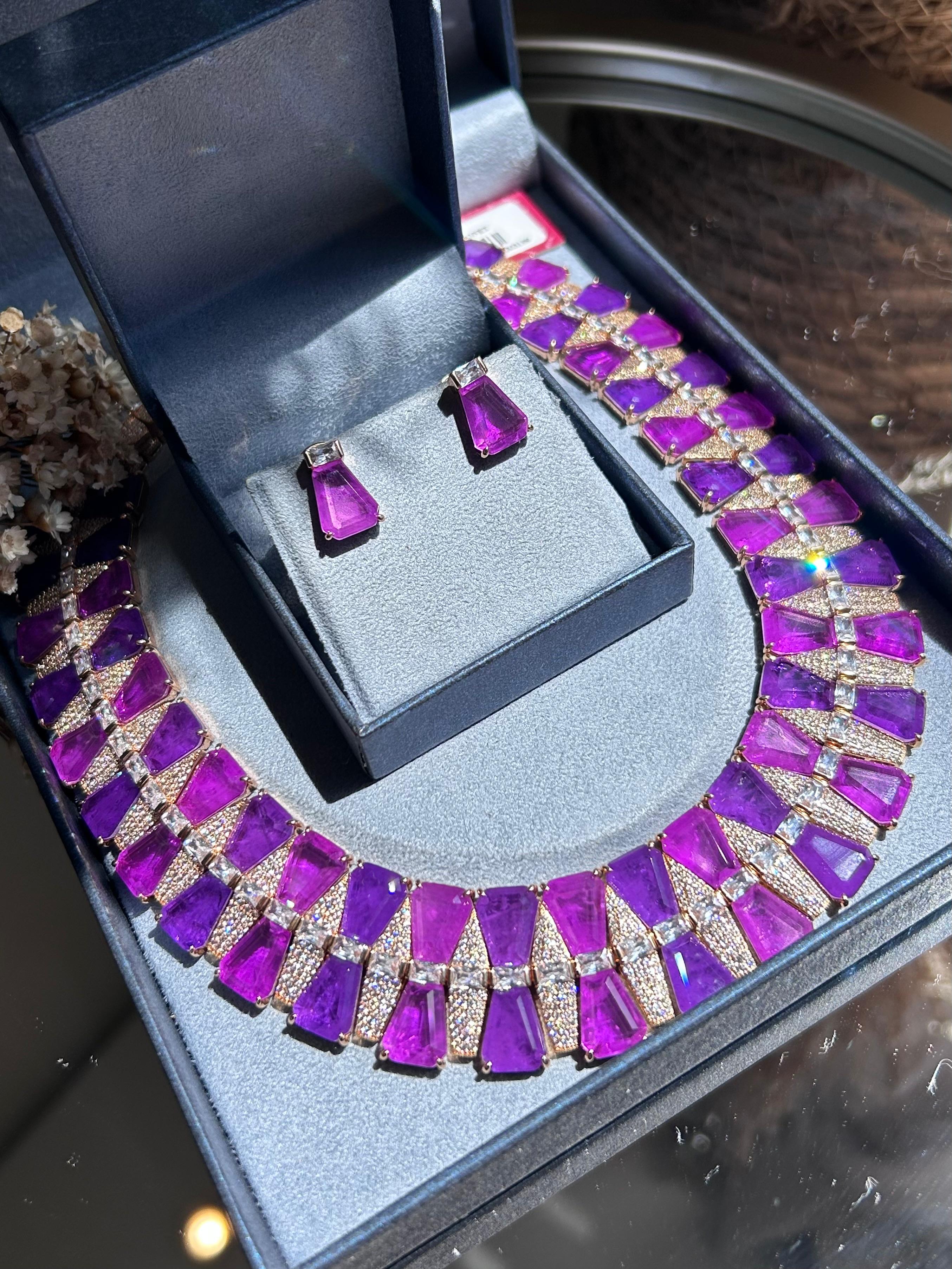 Conjunto Brinco e Colar Gola Fúcsia e UltraViolet