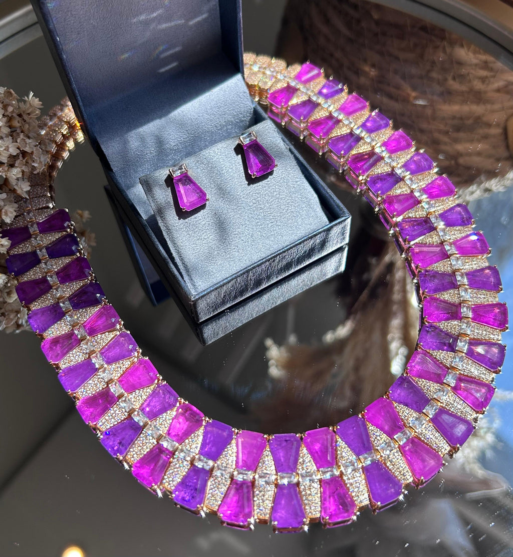 Conjunto Brinco e Colar Gola Fúcsia e UltraViolet
