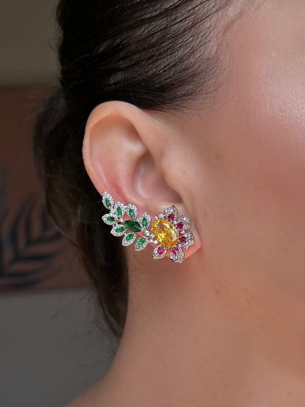 Brinco EarCuff Pedra Oval e Folhas Verdes