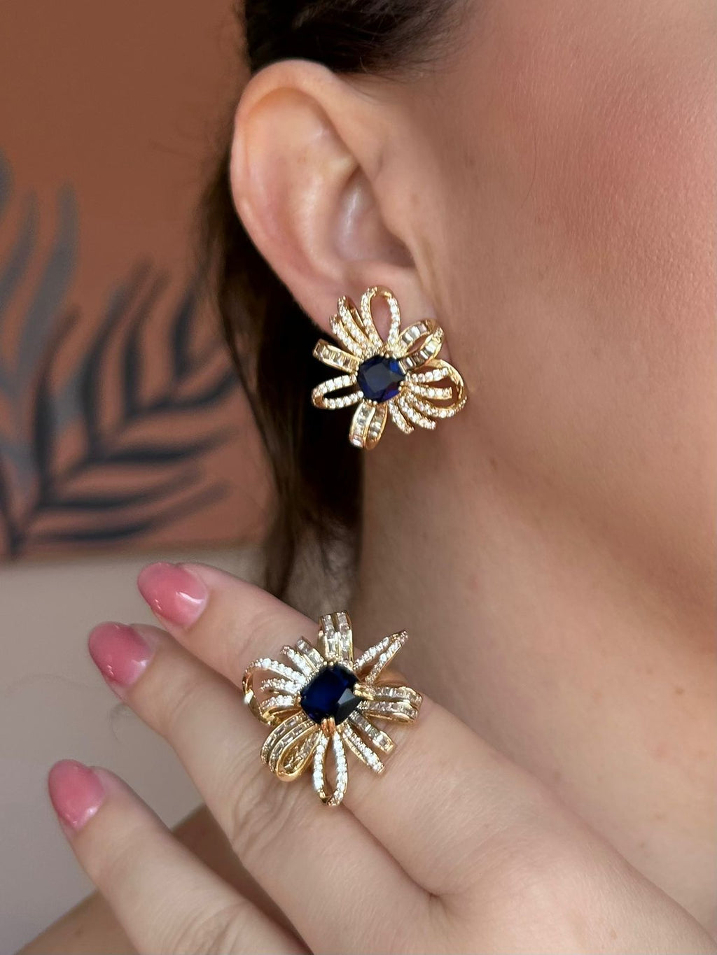 Conjunto Brinco e Anel Flor Miolo Azul Safira