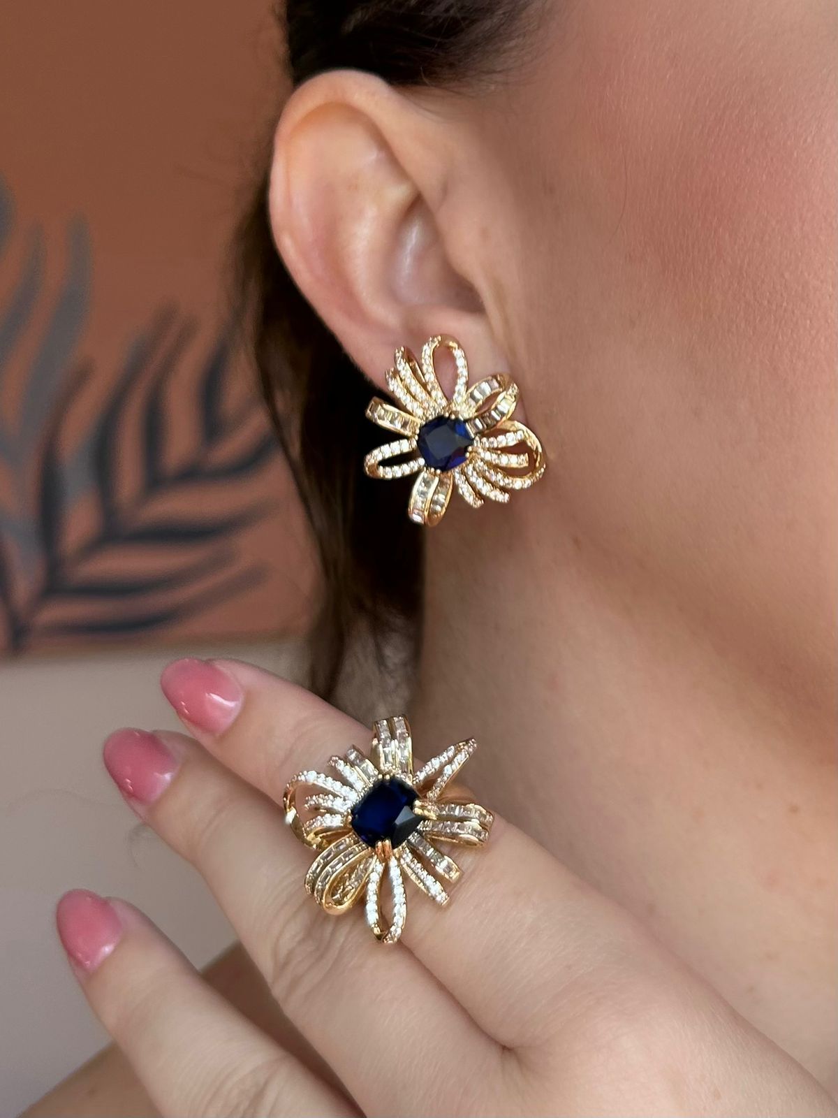 Conjunto Brinco e Anel Flor Miolo Azul Safira