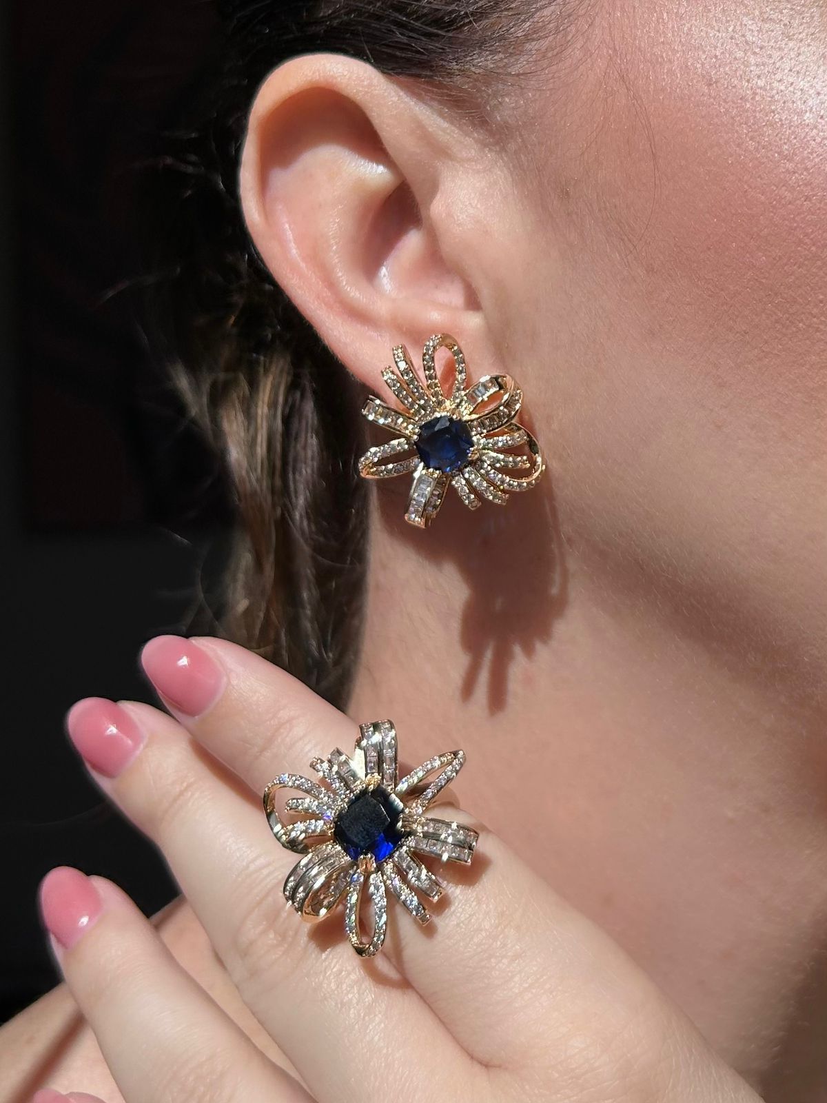 Conjunto Brinco e Anel Flor Miolo Azul Safira