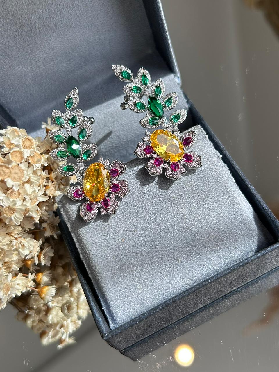 Brinco EarCuff Pedra Oval e Folhas Verdes