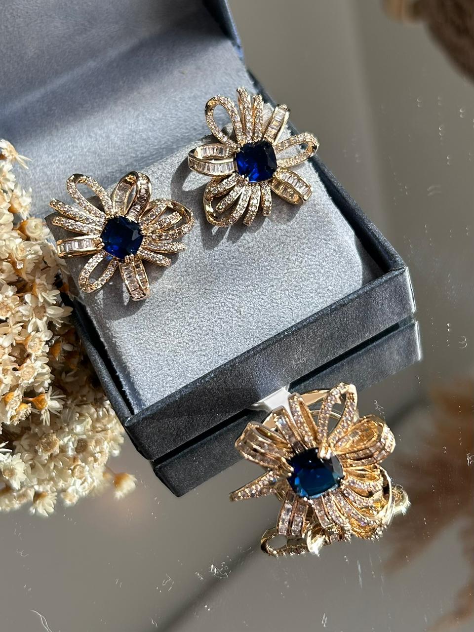 Conjunto Brinco e Anel Flor Miolo Azul Safira