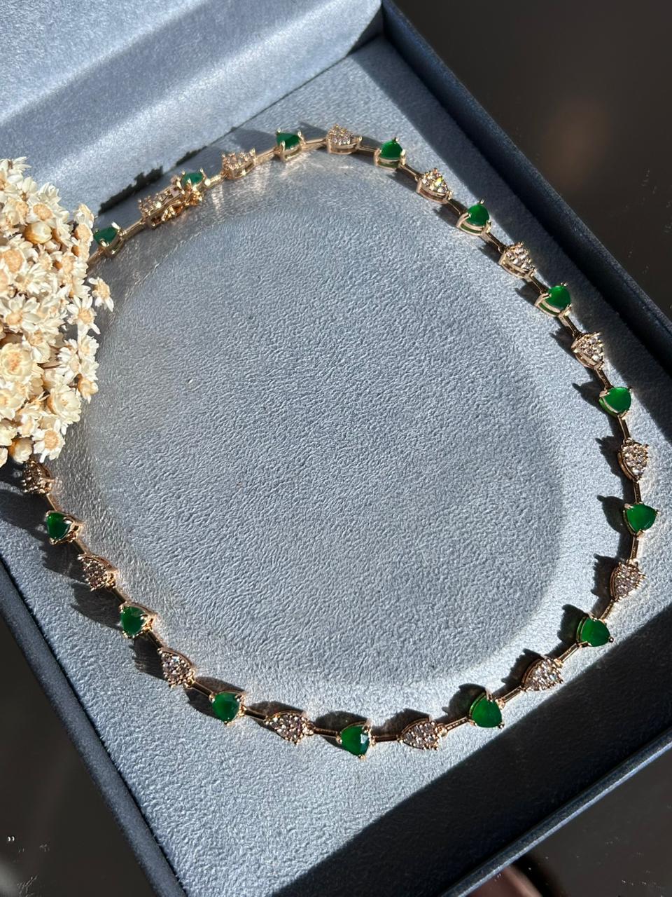 Colar Riviera Pedra Triangular Verde Esmeralda Dourado