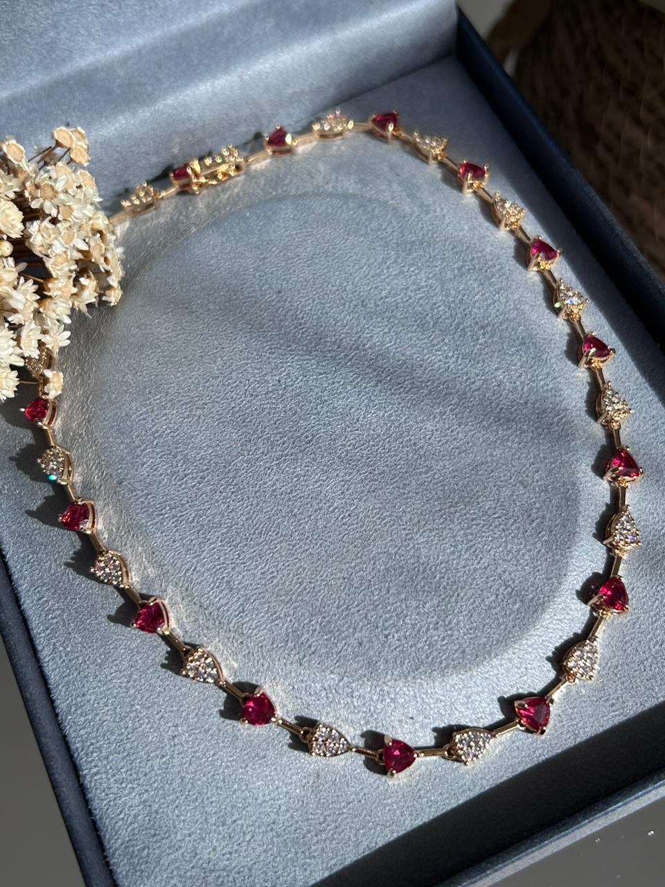 Colar Riviera Pedra Triangular Rubelita Dourado