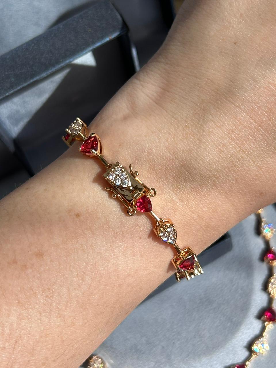 Pulseira Riviera Pedra Triangular Rubelita Dourado