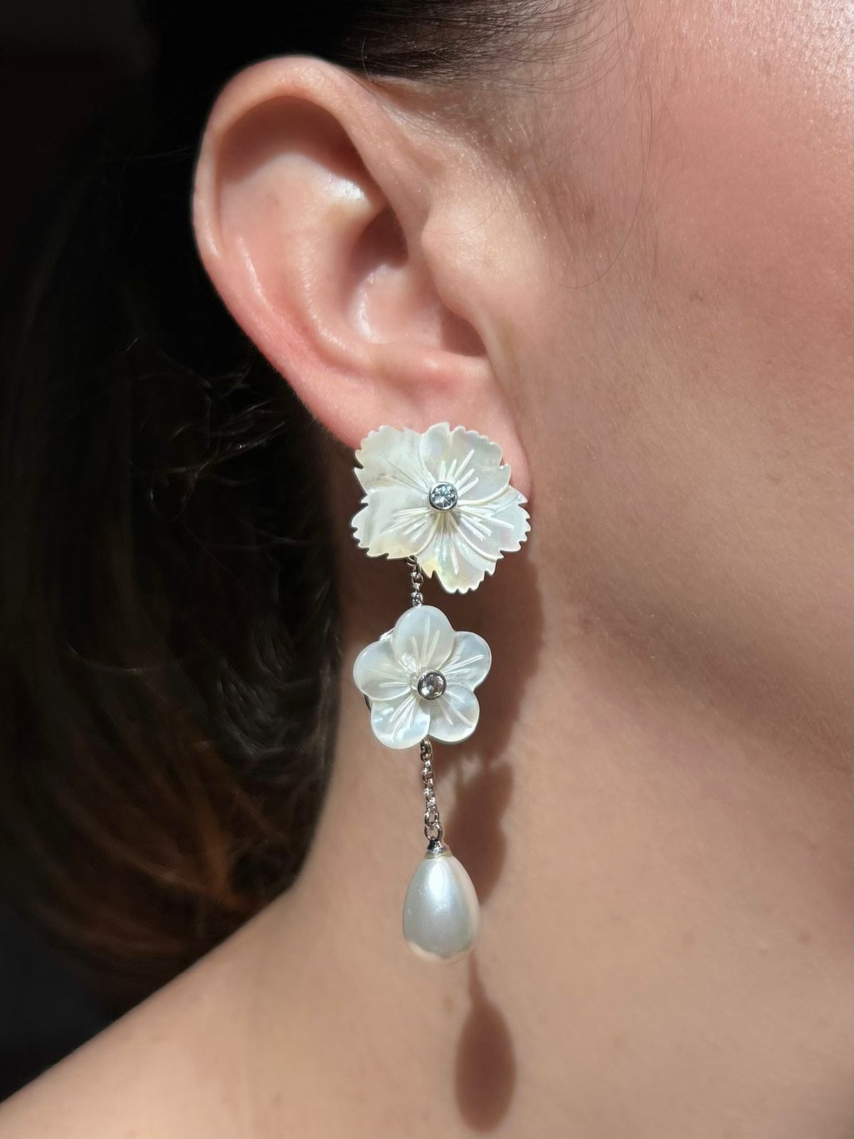 Brinco Pendulo Flor Madrepérola