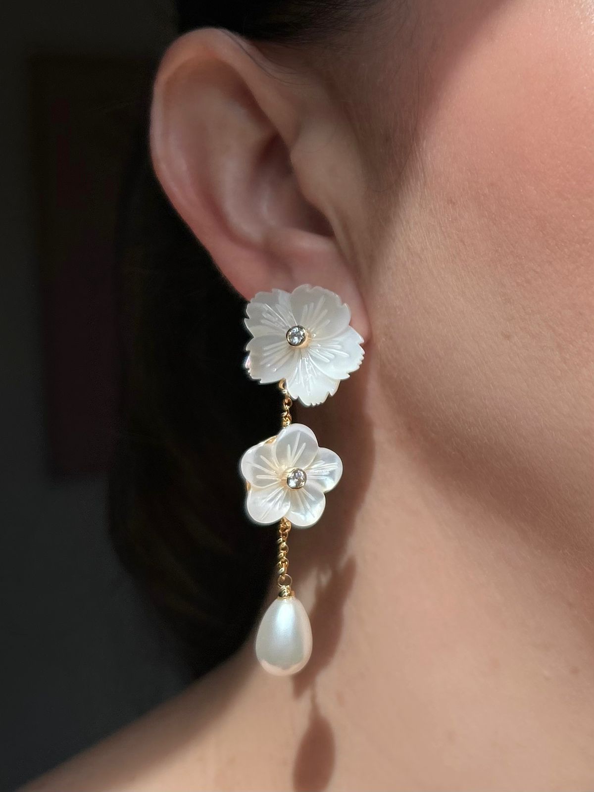 Brinco Pendulo Flor Madrepérola Dourado