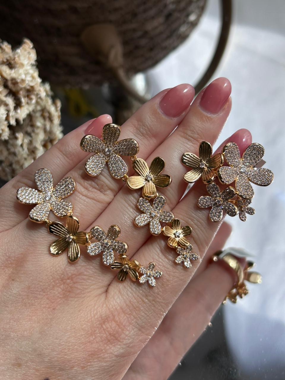 Conjunto Brinco e Anel Cascata de Flores