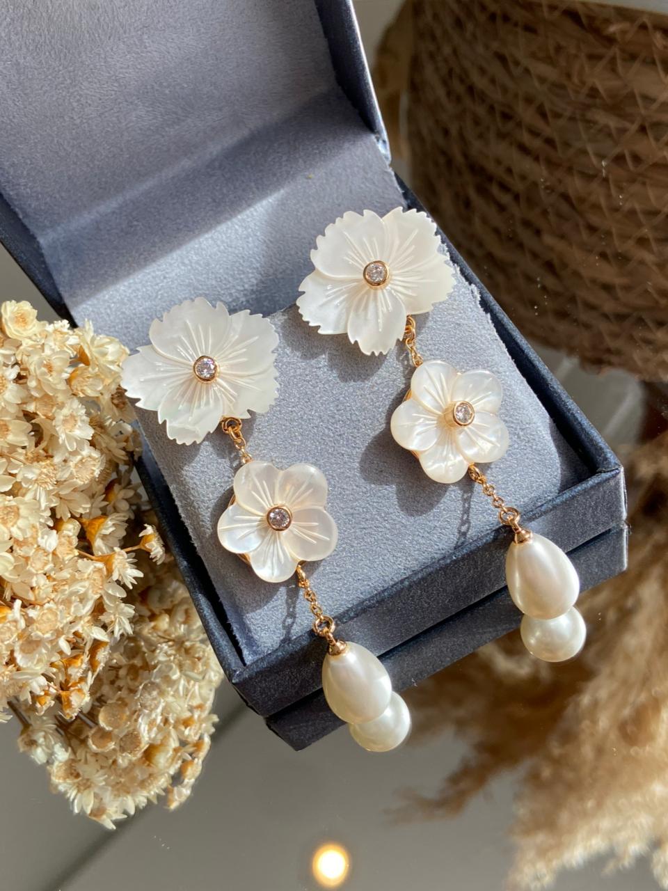 Brinco Pendulo Flor Madrepérola Dourado