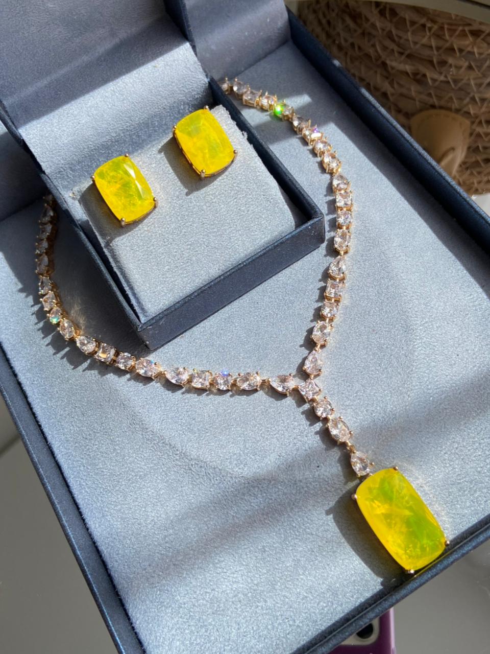 Conjunto Brinco e Colar Gravata Amarelo Fusion