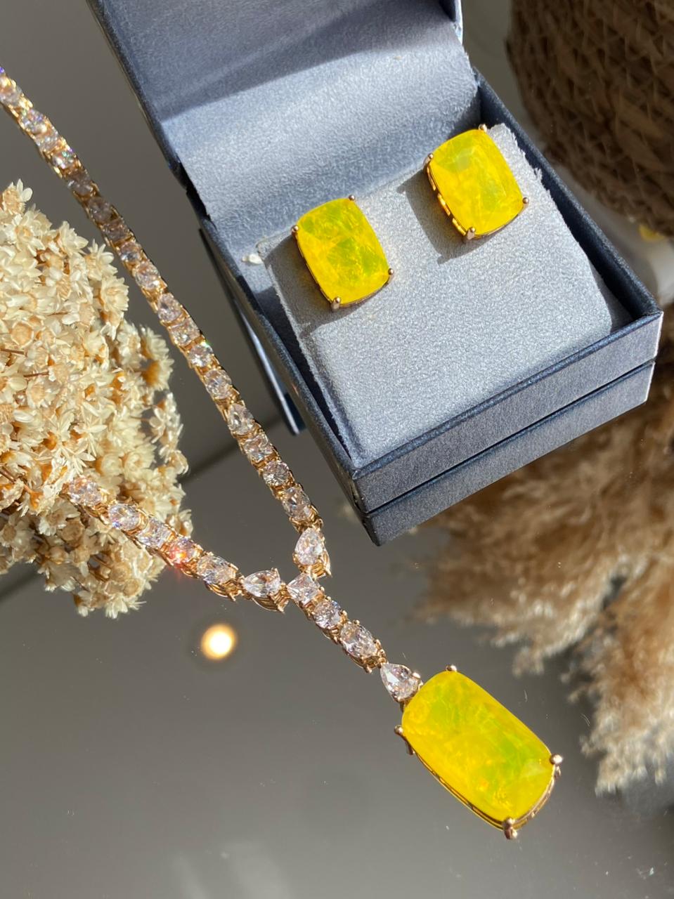 Conjunto Brinco e Colar Gravata Amarelo Fusion