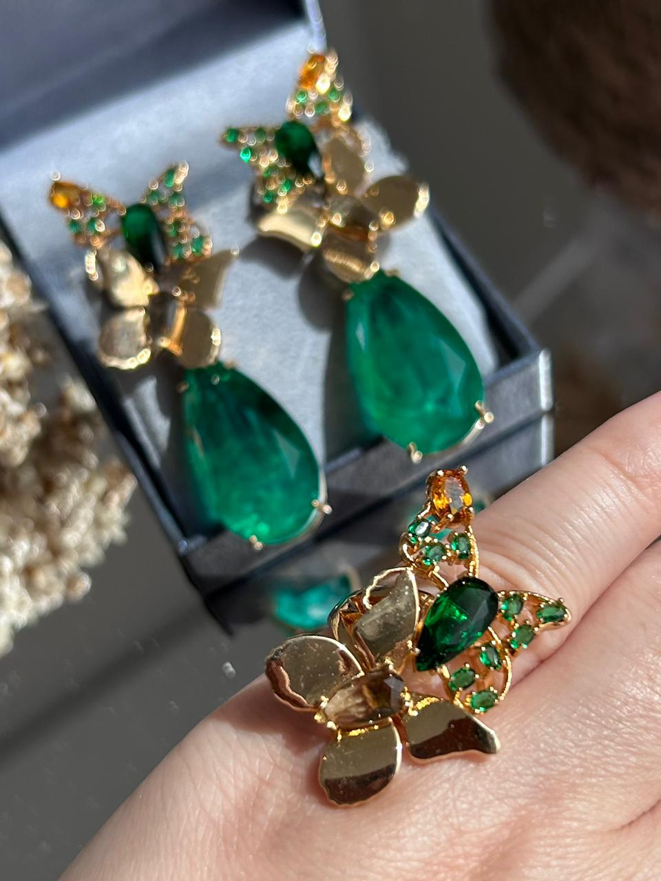 Conjunto Brinco e Anel Borboleta e Gota Verde Esmeralda