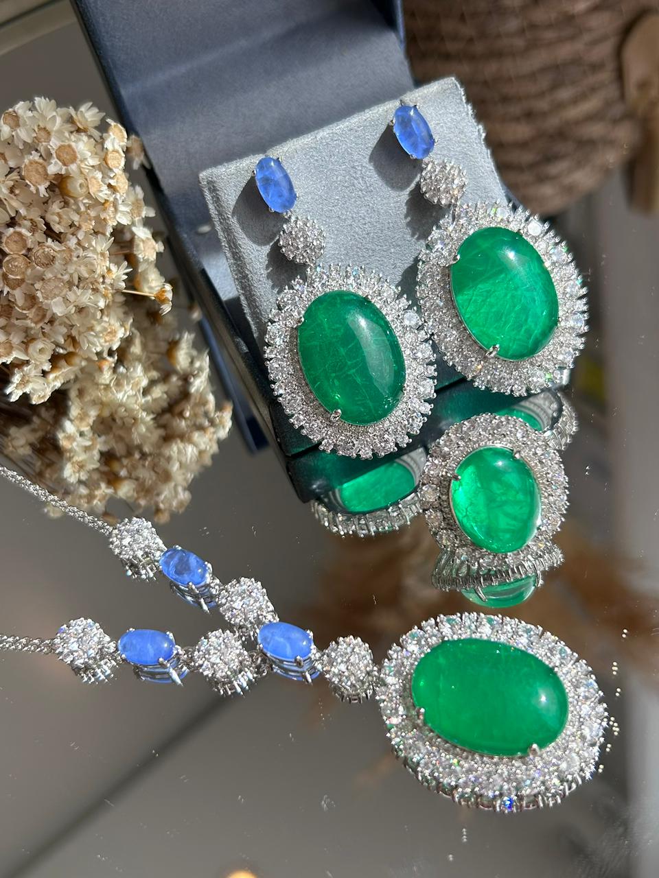 Conjunto Brinco, Colar e Anel Esmeralda com detalhes Tanzanita