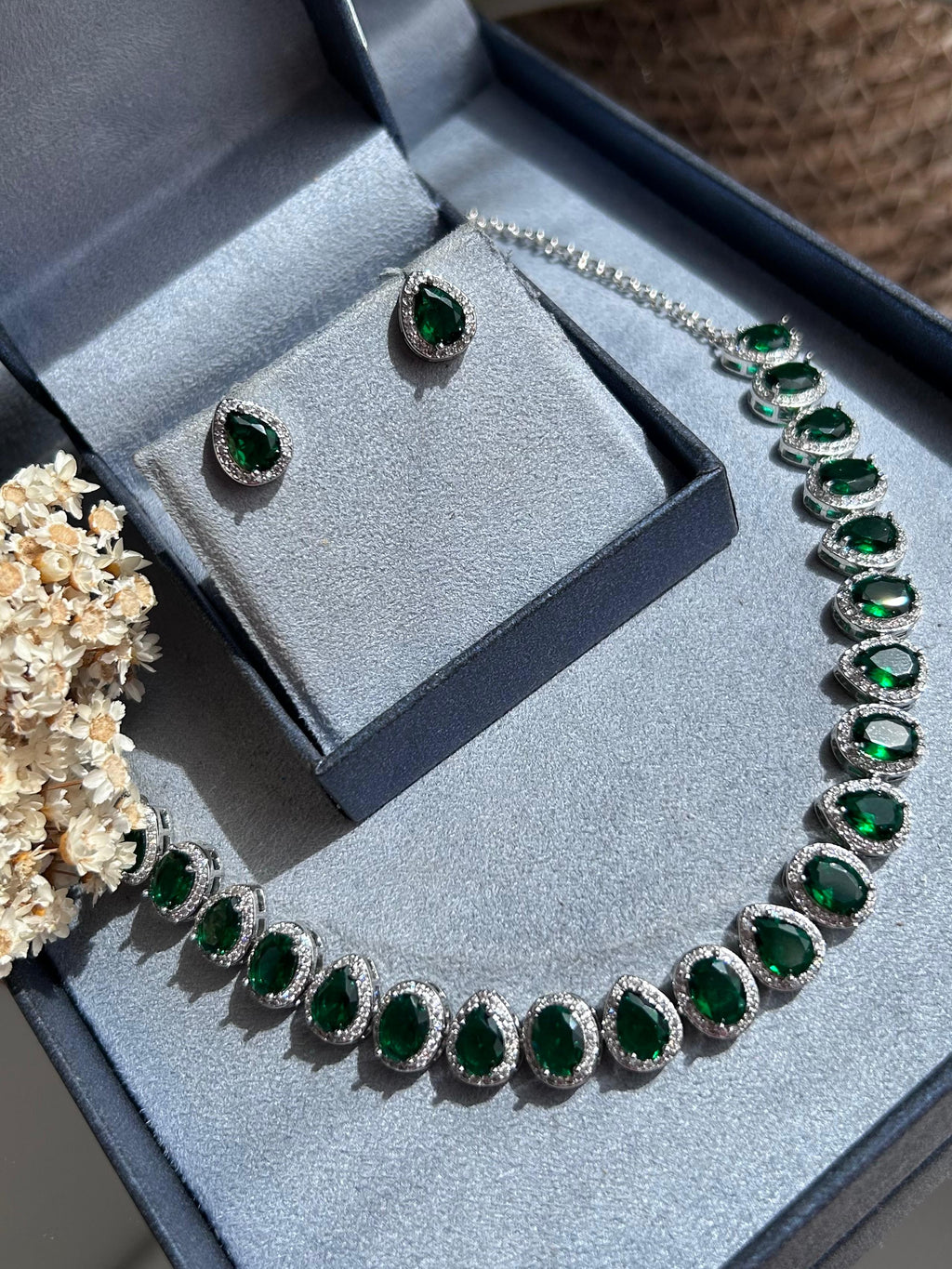 Conjunto Brinco e Colar Pedras Ovais Verde Esmerdada