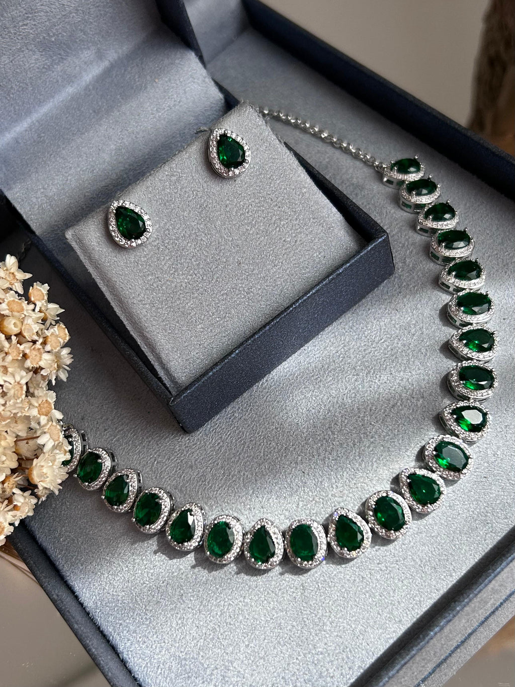 Conjunto Brinco e Colar Pedras Ovais Verde Esmerdada