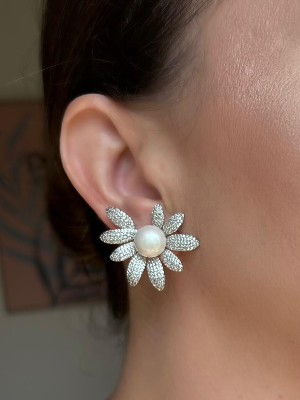 Brinco Daisy Detalhe Pérola