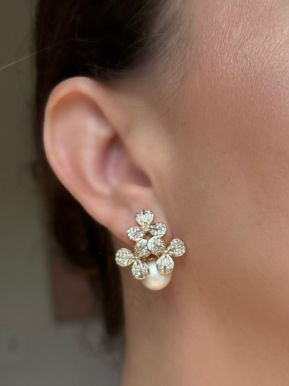 Brinco 3 Flores e Pérola Dourado