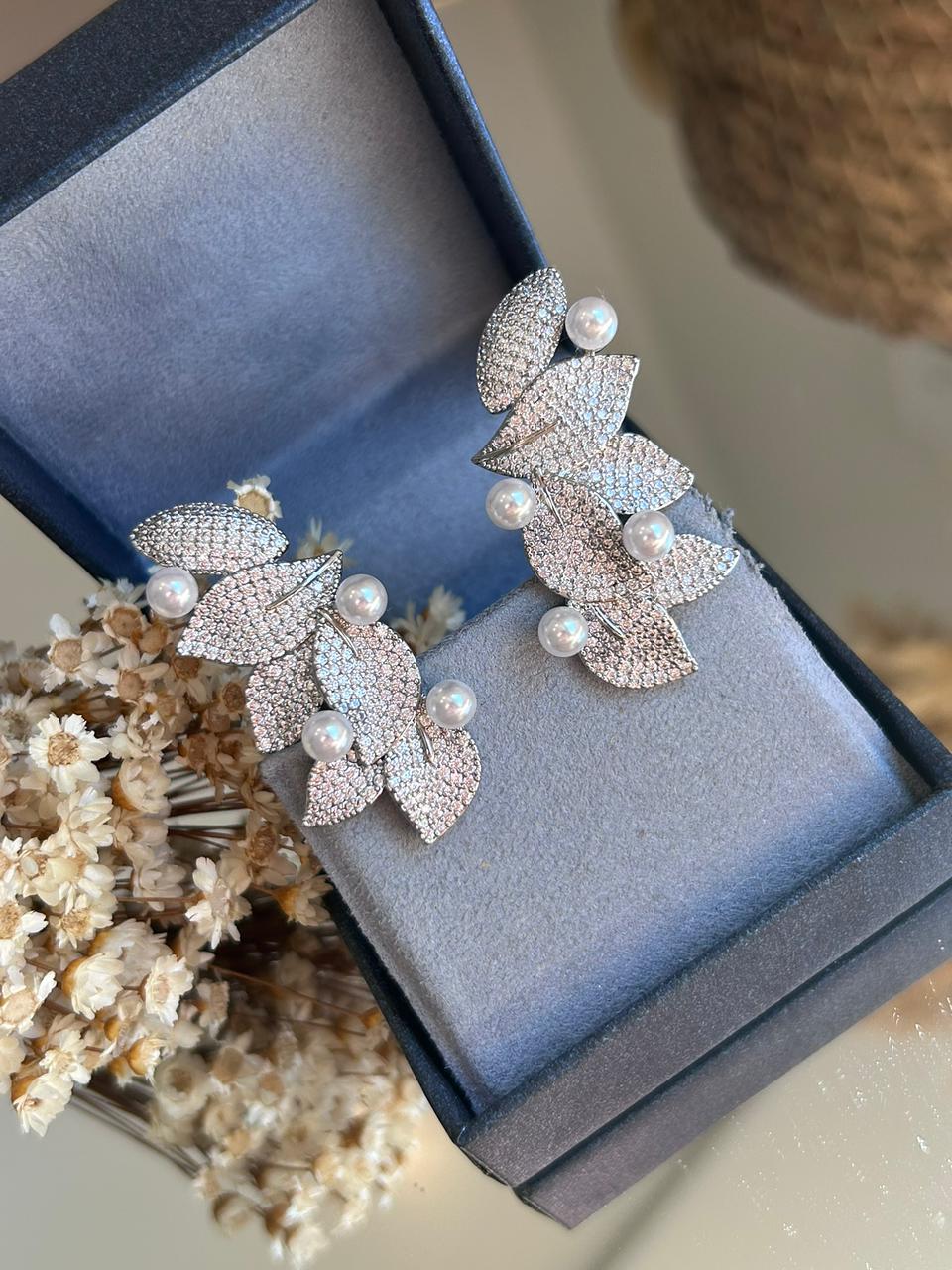 Brinco EarCuff Folhas Com Pérolas