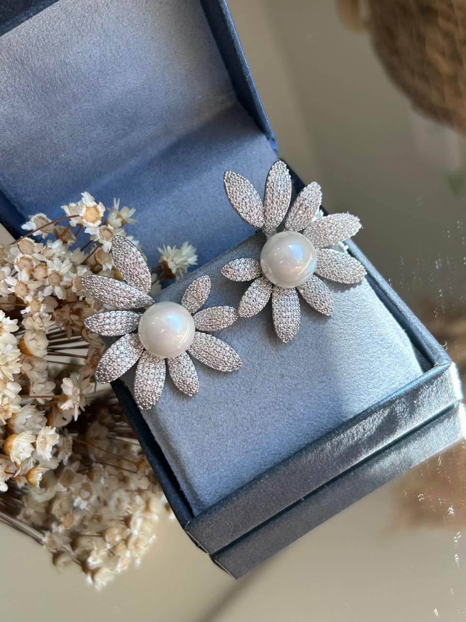 Brinco Daisy Detalhe Pérola