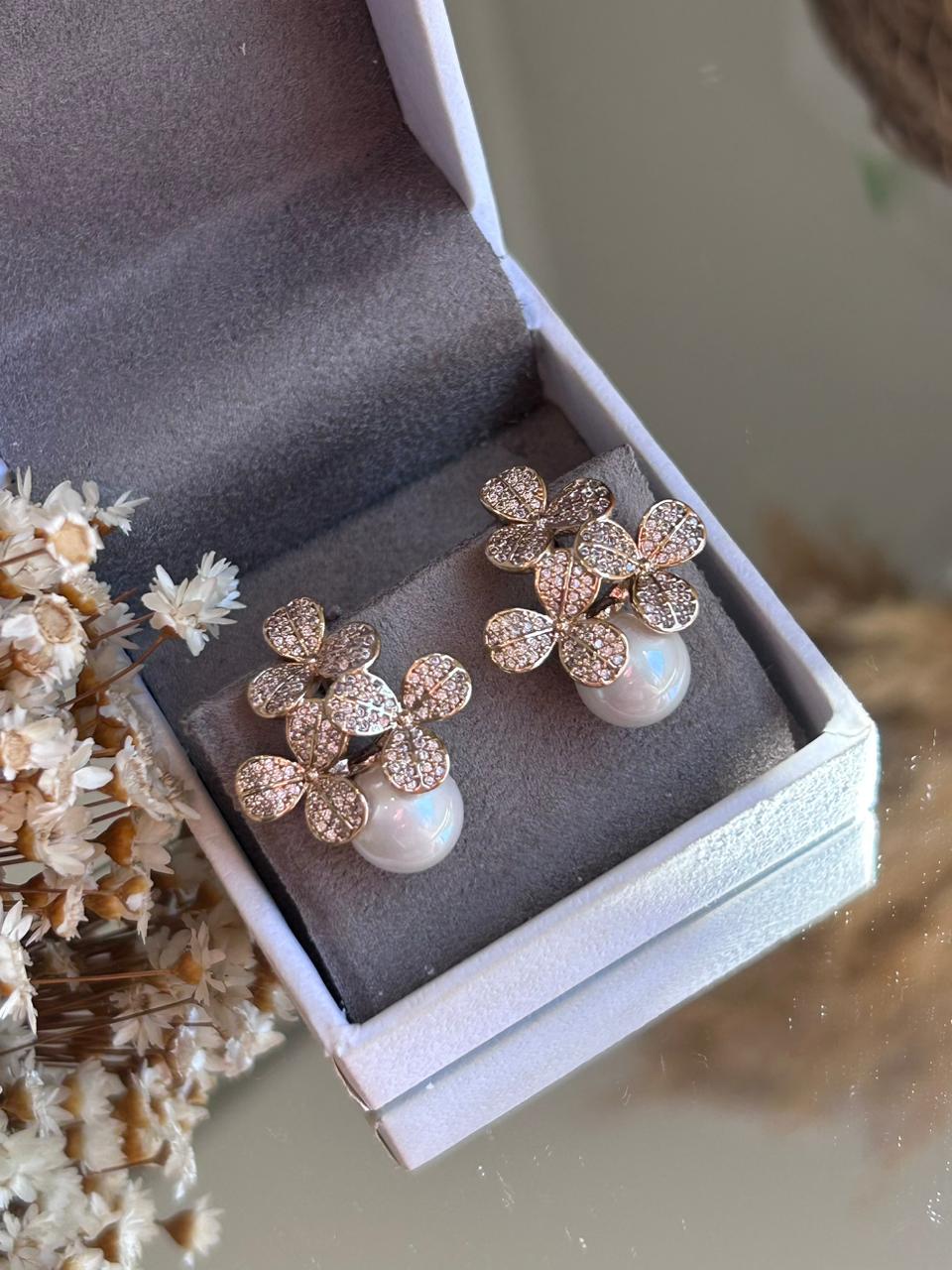 Brinco 3 Flores e Pérola Dourado