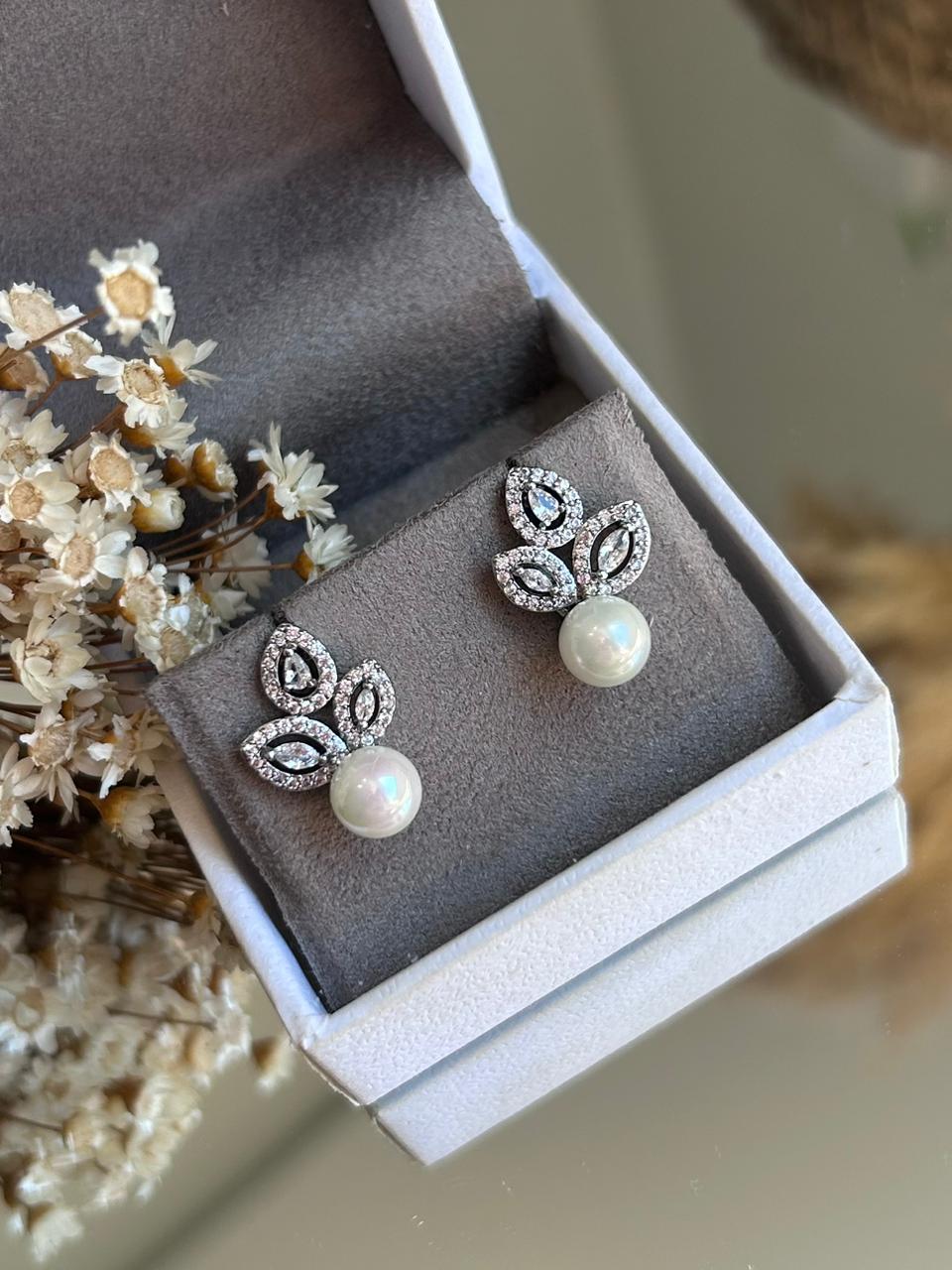 Brinco 3 Folhas e Pérola