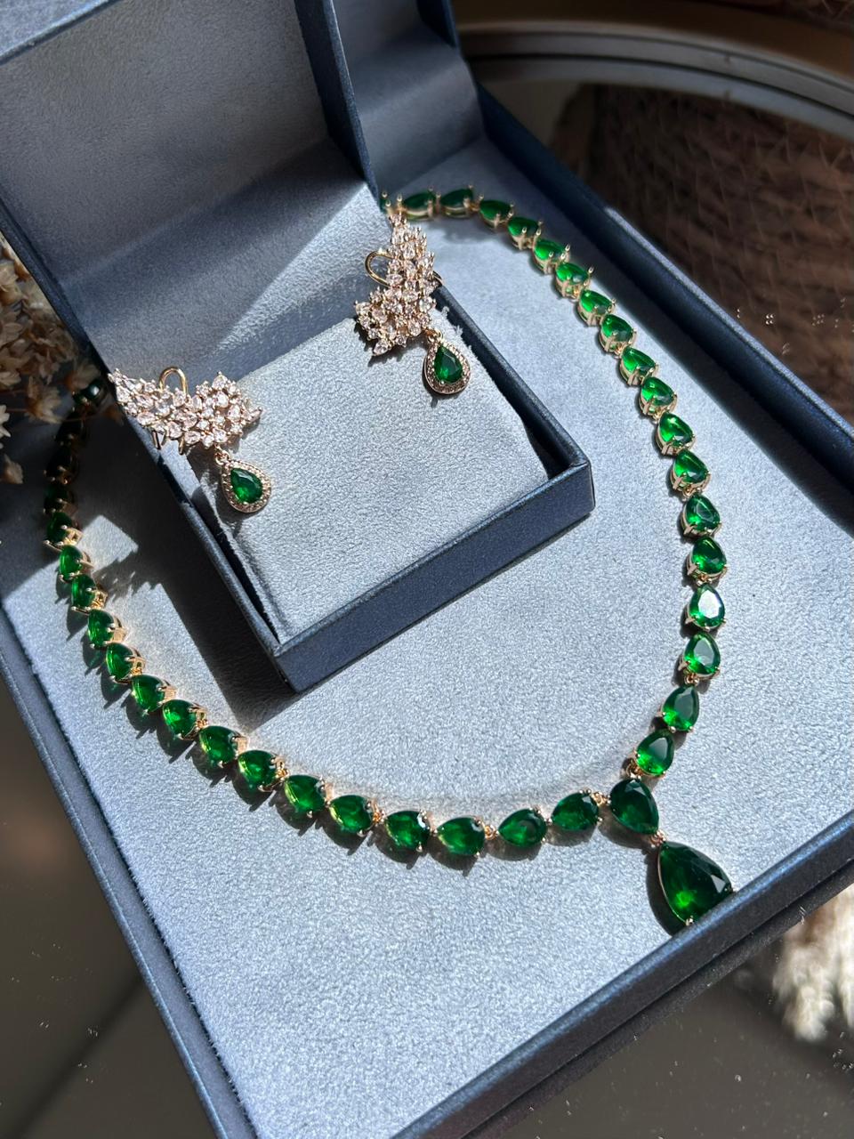 Colar Riviera Gotas Verde Esmeralda Dourado