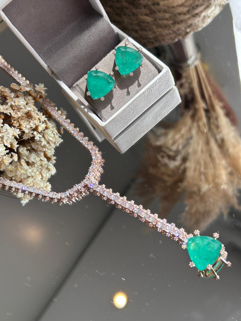 Conjunto Brinco e Colar Gravata Pedra Triangulo Verde Esmeralda